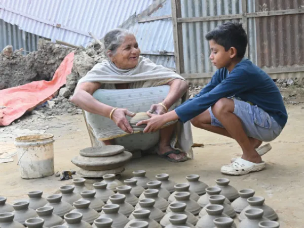 পৌষ পার্বণের আগে সরা তৈরির ব্যস্ততা শহরের পালপাড়ায়