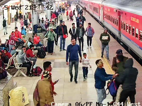 আরপিএফ আধিকারিকের তৎপরতায় প্রাণরক্ষা যাত্রীর