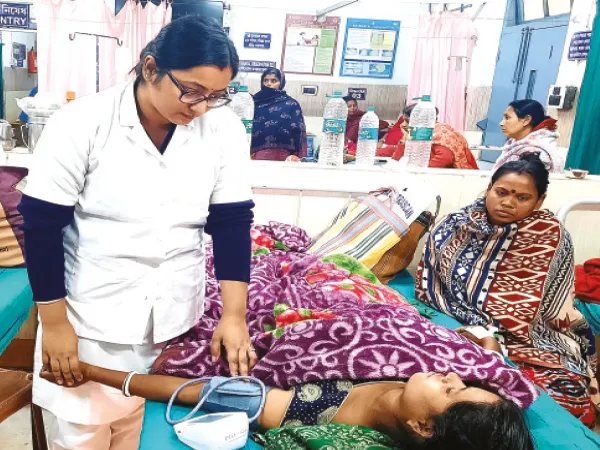 সীমিত পরিকাঠামো নিয়েই জটিল অস্ত্রোপচারে সাফল্য, সুস্থ প্রসূতি, রানাঘাট মহকুমা হাসপাতালের মুকুটে নতুন পালক

&nbsp;