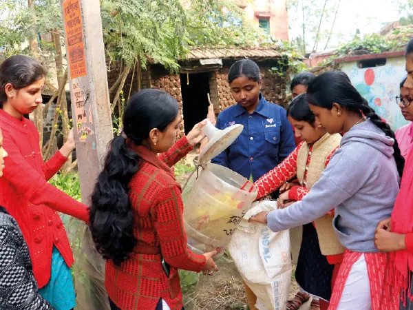 কাটোয়ায় আবর্জনা সংগ্রহ করে গ্রামকে স্বচ্ছ রাখতে উদ্যোগী যুবক-যুবতীরা