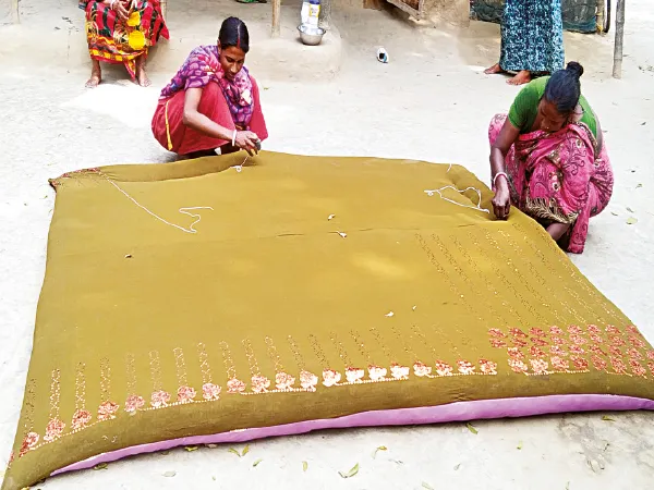 ভরতপুরে বালাপোশ বানিয়ে স্বনির্ভর পল্লিশ্রী গ্রামের ৯৫ শতাংশ মহিলাই