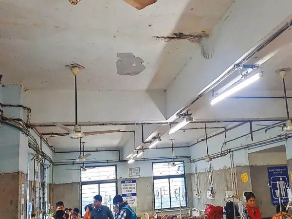 রায়গঞ্জ মেডিক্যালের ছাদ চুঁইয়ে জল, বড় বিপদের আশঙ্কা রোগী ও পরিজনদের