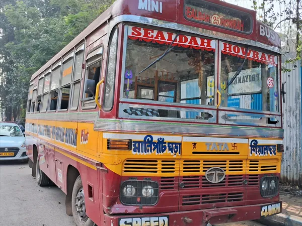 খাস কলকাতায় ব্যস্ত সময়ে মর্মান্তিক দুর্ঘটনা, মিনিবাসের ধাক্কায় বড়বাজারে মৃত্যু মহিলার