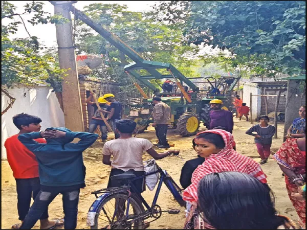 বিদ্যুতের খুঁটি বসাতে বাধা বাঁধে আশ্রয় নেওয়া বাসিন্দাদের