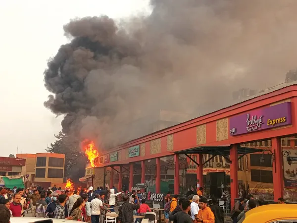শিয়ালদহ স্টেশন চত্বরে অগ্নিকাণ্ড পুড়ল ফুড কোর্টের একাধিক দোকান