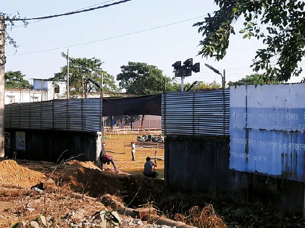 সোনু নিগমের কনসার্টের জন্য স্কুলের প্রাচীর ভেঙে প্রবেশদ্বার