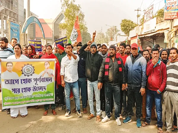 আদ্রায় উচ্ছেদ অভিযানে এসে বিক্ষোভের মুখে রেল অফিসাররা