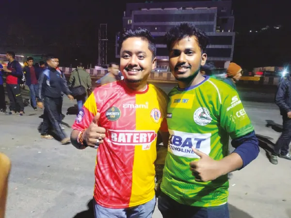 ব্রহ্মপুত্রের তীরে গঙ্গা-পদ্মার গান ধরলেন দুই সমর্থক