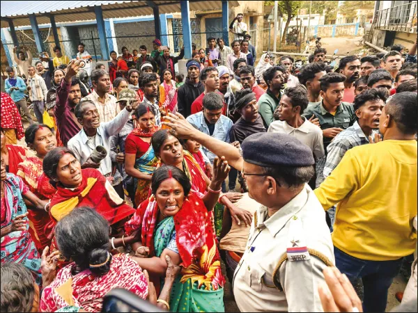 বধূর মৃত্যুতে বিক্ষোভ, চিকিৎসায় গাফিলতির অভিযোগ
