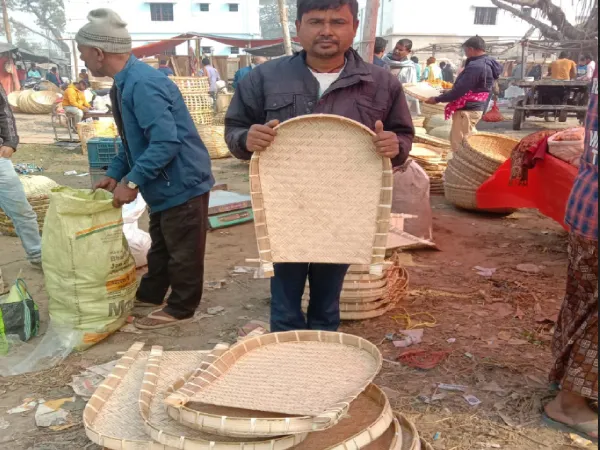 প্লাস্টিকের পাত্রের দাপটে সমস্যায় হরিশ্চন্দ্রপুরের কুলো শিল্পীরা
