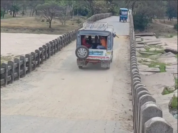 বেলডি ব্রিজ দিয়ে রাতে অবাধে চলছে পণ্য বোঝাই ভারী গাড়ি