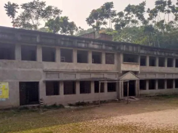 করোনার পর থেকেই তালা ঝুলছে সরকারি স্কুলে, রান্নাঘরই আশ্রয় ঘরছাড়া পরিবারের&nbsp;