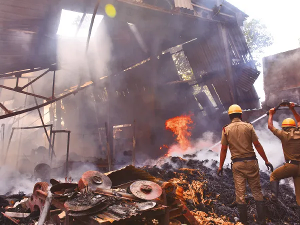 দড়ি কারখানায় ভয়াবহ আগুন, ৩ ঘণ্টার চেষ্টায় নিয়ন্ত্রণে আনল দমকল