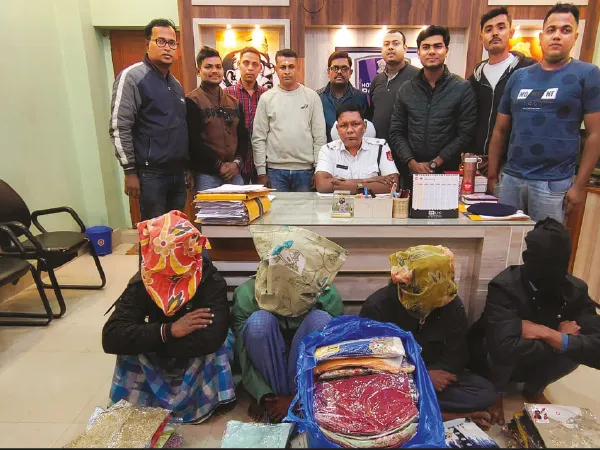 মুটিয়া সেজে মঙ্গলাহাটের ব্যবসায়ীদের&nbsp; মালপত্র চুরি, ধৃত রায়দিঘির চার দুষ্কৃতী