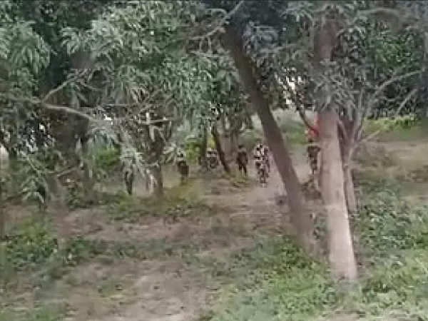 শুকদেবপুর এখনও বন্ধ বেড়া দেওয়ার কাজ, টর্চ, লাঠি নিয়ে সীমান্ত রক্ষায় বাসিন্দারা