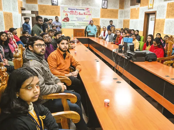 আন্দোলন উঠে গেলেও স্বামীজির আলোচনাচক্রে গরহাজির উপাচার্য, রায়গঞ্জ বিশ্ববিদ্যালয়ে অসন্তোষ প্রকাশ অশিক্ষক কর্মীদের
