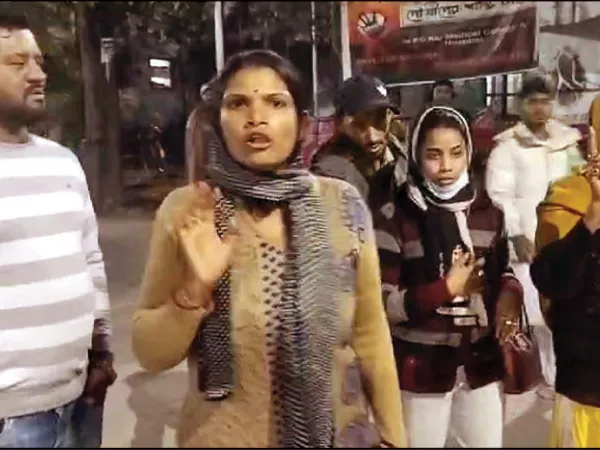 বাড়ির ছাদ থেকে পড়ে মৃত্যু বৃদ্ধার, চিকিৎসায় গাফিলতির অভিযোগ