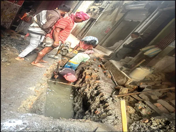 এলাহি রোড থেকে চকবাজার পর্যন্ত পাইপ বসিয়ে নিকাশি সংস্কার