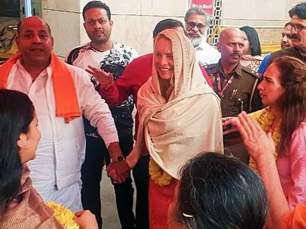 কাশী বিশ্বনাথ মন্দিরে অ্যাপেল কর্তার স্ত্রী, স্পর্শ করতে দেওয়া হল না শিবলিঙ্গ!