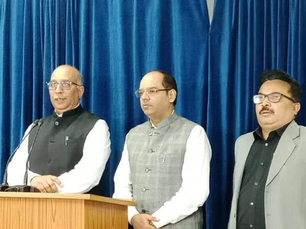 স্যালাইন কাণ্ড: সাংবাদিক বৈঠক মুখ্যসচিবের, সিআইডি তদন্তের নির্দেশ