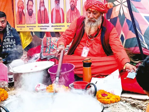 রাবড়ি বাবার মিঠে হাতে প্রসাদপ্রাপ্তির হাসি ভক্তস্রোতে