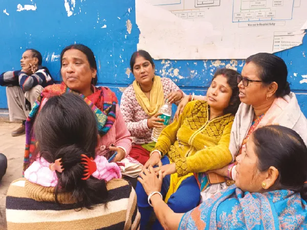 স্যালাইন না পেয়ে রোগীমৃত্যুর অভিযোগ রায়গঞ্জ মেডিক্যালে