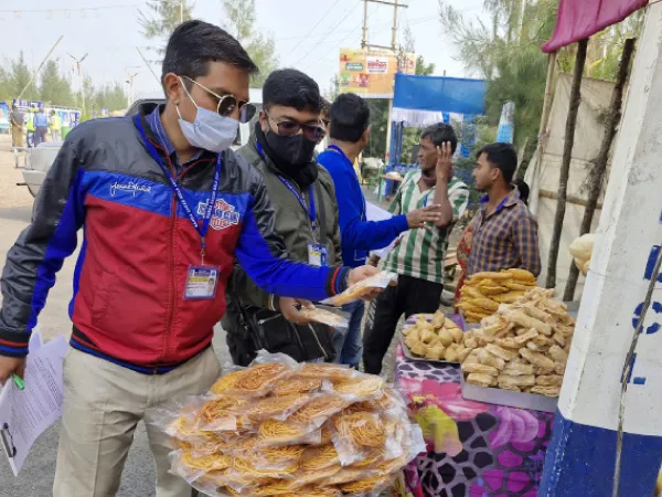 সাগরে ভেজাল খাবার ধরতে অভিযান,&nbsp;১২ দোকানদারকে সতর্ক করল স্বাস্থ্যবিভাগ