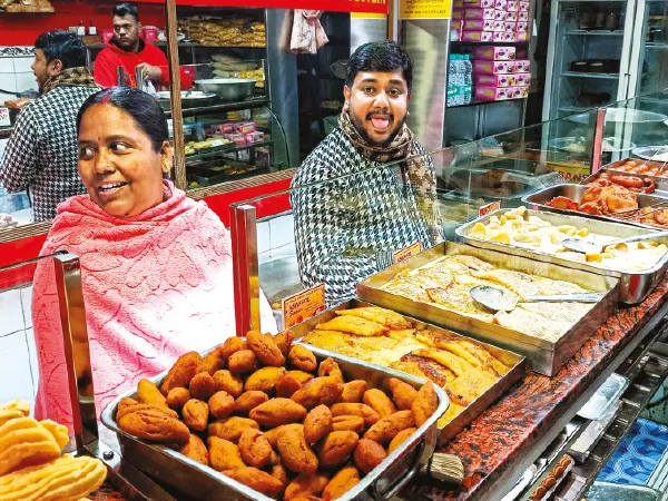 ফেসবুক, হোয়াটসঅ্যাপ চুরি করেছে সময়, রেডিমেট পিঠে কিনতে মিষ্টির দোকানে বধূরা
