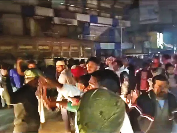বেপরোয়া বাসের ধাক্কায় মৃত্যু,&nbsp;আমতা রোডে বিক্ষোভ এলাকাবাসীর
