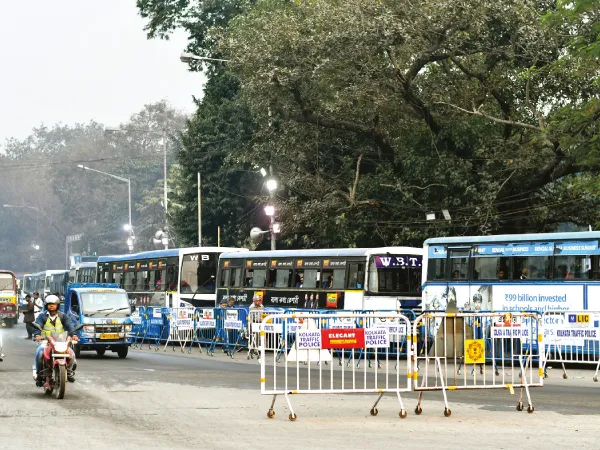দেড় মাস বন্ধ হাওড়া-সল্টলেক জোড়া মেট্রো রুট,&nbsp;যাত্রী স্বার্থে বাড়তি সরকারি ও বেসরকারি বাস নামবে রাস্তায়