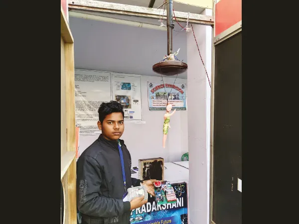 ফাঁস লাগিয়ে আত্মহত্যা! রুখবে সিলিং ফ্যান,&nbsp;হস্টেলে অপঘাতে মৃত্যুতে বিচলিত স্কুলছাত্রের অভিনব প্রয়াস