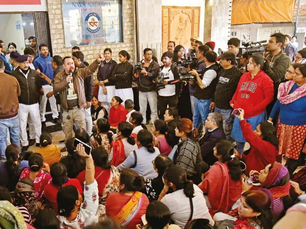 &lsquo;পিটিএম&rsquo; ছাড়া ঢুকতেই দেওয়া হয় না স্কুল চত্বরে,&nbsp;নব নালন্দার বিরুদ্ধে সরব অভিভাবকরা