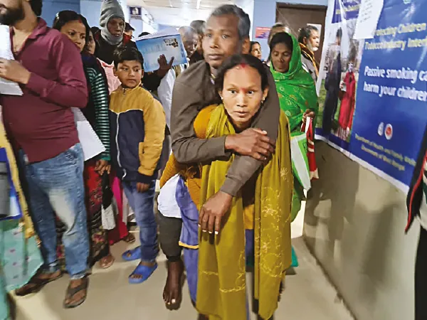 হুইল চেয়ার না পেয়ে স্বামীকে পিঠে নিয়ে দোতলায় গেলেন স্ত্রী