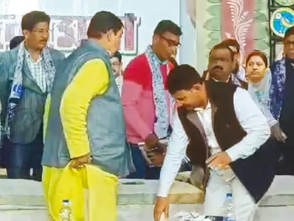অনুব্রতকে প্রণাম কাজলের
&nbsp;