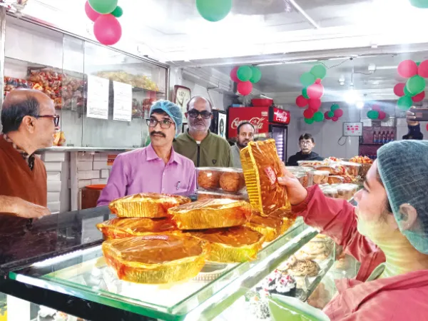 পাউরুটিতে আগাম ডেট, তাজ্জব আধিকারিকরা