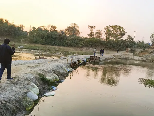 সেতু হয়নি, অস্থায়ী কালভার্ট বানিয়ে যাতায়াত চোপড়ায়&nbsp;
&nbsp;