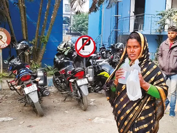 চাঁচল হাসপাতালে স্যালাইন কিনতে হচ্ছে বাইরে থেকে