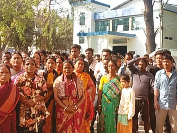 নদীঘাট চালুর দাবিতে শ্রমিক বিক্ষোভে উত্তাল বিডিও অফিস