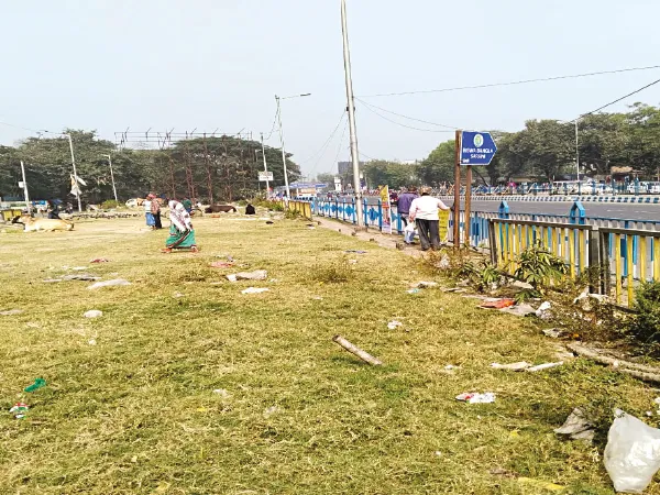 বাইপাসের পাশে ফাঁকা জমিতে পড়ছে আবর্জনা, মেলা হচ্ছে কাপড়-জামাও