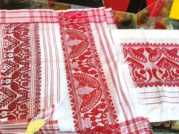 মেশিনের যুগে বাজার হারাচ্ছে অসমের হাতে তৈরি গামছা