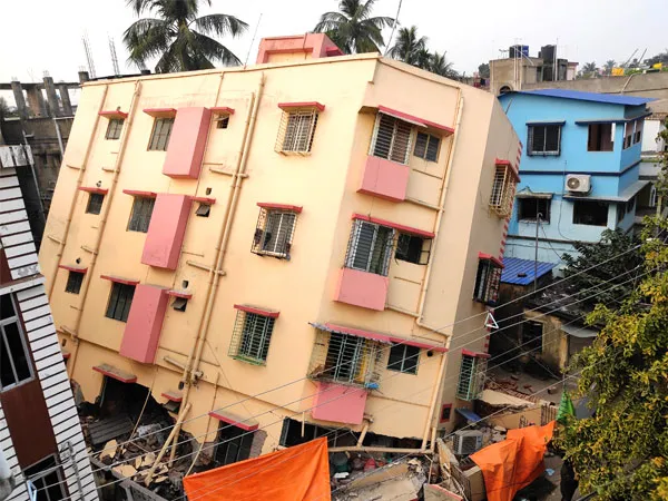 খাস কলকাতায় ভেঙে পড়ল বহুতলের একাংশ, চাঞ্চল্য নেতাজি নগরে &nbsp;