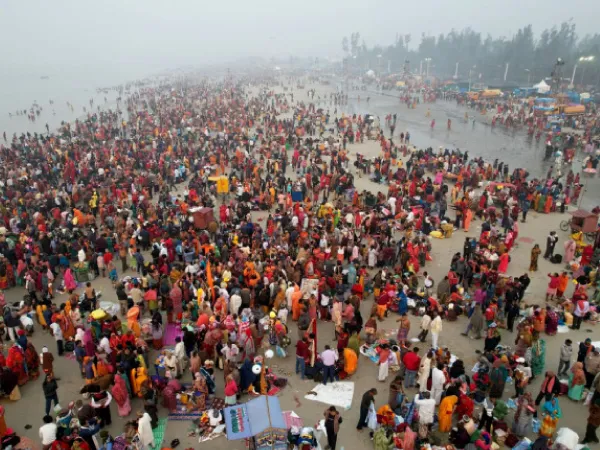আলো ফোটার আগেই সৈকতে যেন আছড়ে পড়ল পুণ্যার্থীর ঢেউ