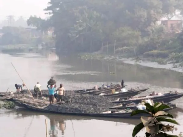 শীতের ভোরে বিদ্যাধরী নদীর বুক থেকে দেদার মাটি তুলে পাচার ইটভাটাগুলিতে