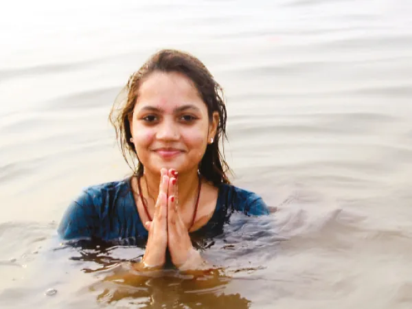 প্রথম চাকরির আনন্দে সাগরে ডুব দিলেন চার যুবতী
