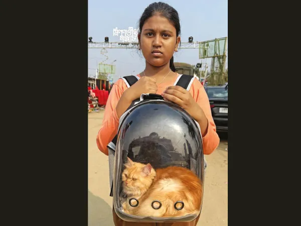 পুণ্যলাভে সাগরে হাজির পোষ্য ইজা, জলের ছিটেয় সারল স্নান
&nbsp;