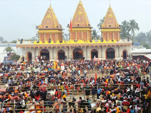 মকর স্নানের ভিড় শহরতলির বিভিন্ন ঘাটে, বসল মেলাও