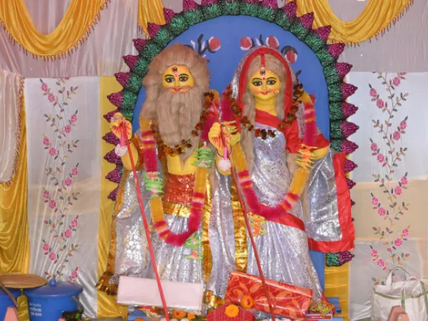 মকরসংক্রান্তিতে বুড়োবুড়ির পুজোয় মেতে উঠলেন রায়গঞ্জের শিল্পীনগরের বাসিন্দারা