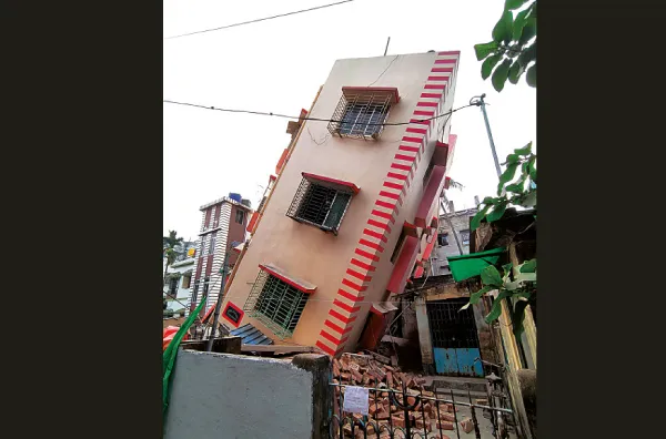 সর্বস্ব দিয়ে ফ্ল্যাট কিনেছিলাম, আজ নিঃস্ব হলাম
নীলাদ্রি বক্সি, আবাসনের বাসিন্দা