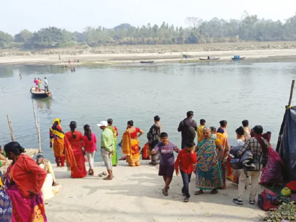 মকর সংক্রান্তিতে পুণ্যস্নান সারতে ভক্তদের ভিড় বালুরঘাটের গঙ্গাসাগরে