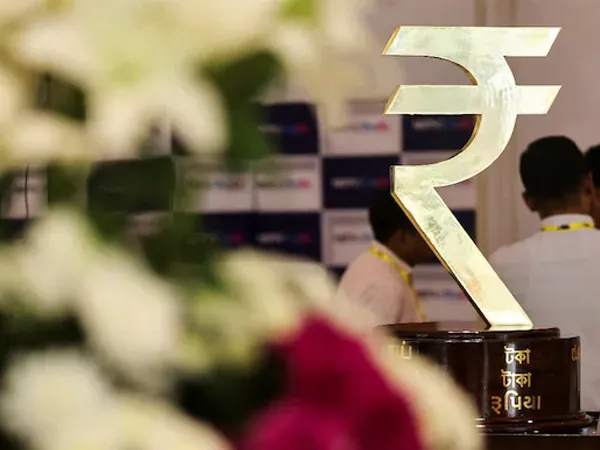 টাকার বিপুল পতন, মার্চ থেকেই দাম বাড়তে পারে এসি-ফ্রিজ-মোবাইলের
